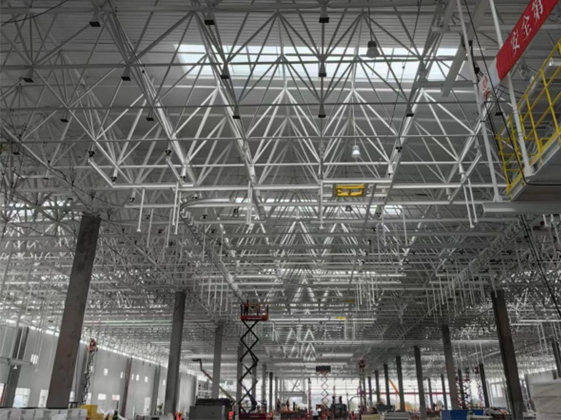 濟(jì)寧瑞通金屬結(jié)構(gòu)有限公司工程案例                                                                       東風(fēng)汽車新能源焊裝沖焊車間 網(wǎng)架項(xiàng)目                                                                                工程位于湖北省襄陽市，工程面積：22658m2。